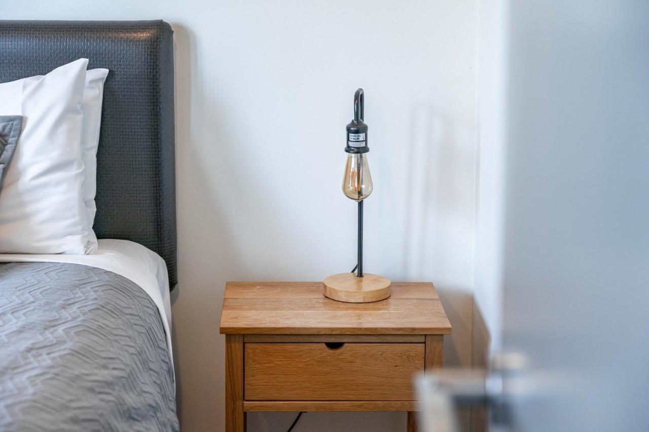 Central Luxury Apartment 205 Wanaka Bagian luar foto